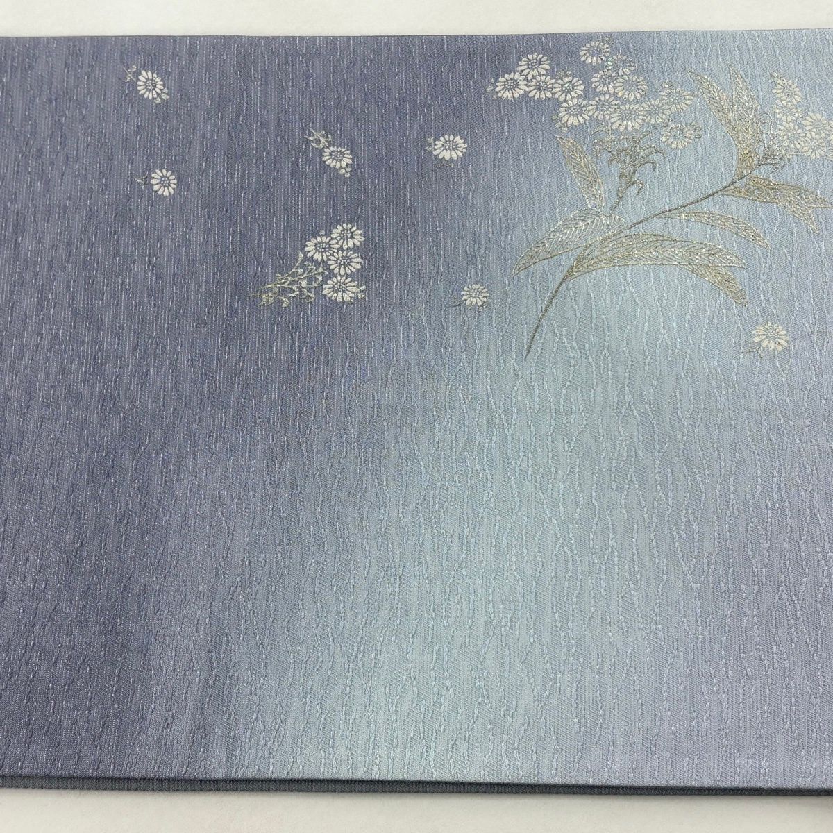 美品】 袋帯 逸品 和田光正 落款 ラメ 草花 銀糸 銀彩 青灰色 お太鼓柄