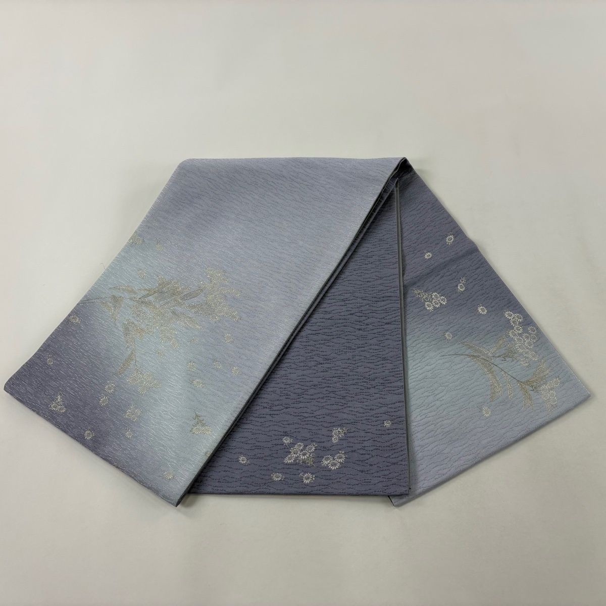 美品】 袋帯 逸品 和田光正 落款 ラメ 草花 銀糸 銀彩 青灰色 お太鼓柄 美品】 袋帯 逸品 和田光正 落款 ラメ 草花 銀糸 銀彩 青灰色 お太鼓柄