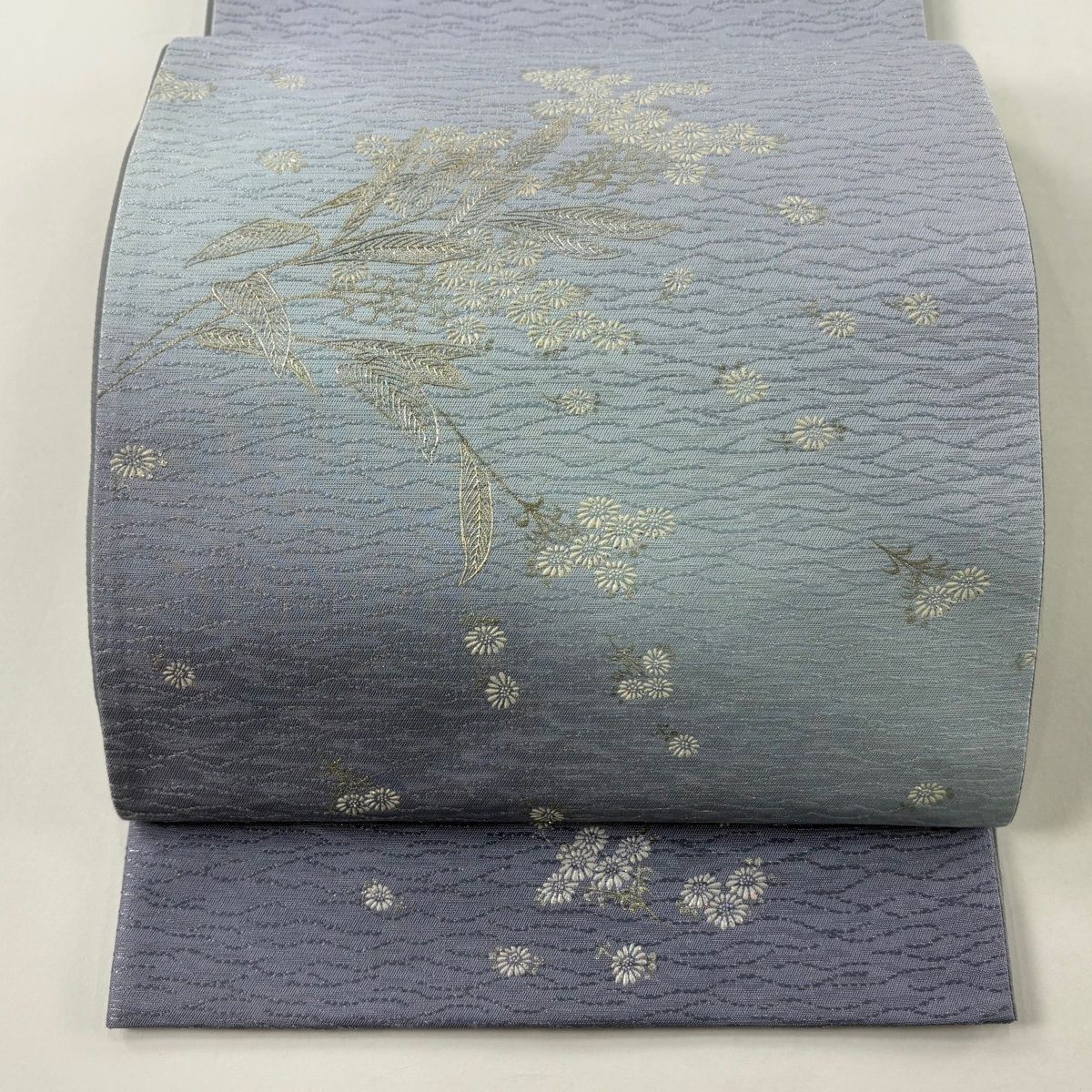 美品】 袋帯 逸品 和田光正 落款 ラメ 草花 銀糸 銀彩 青灰色 お太鼓柄