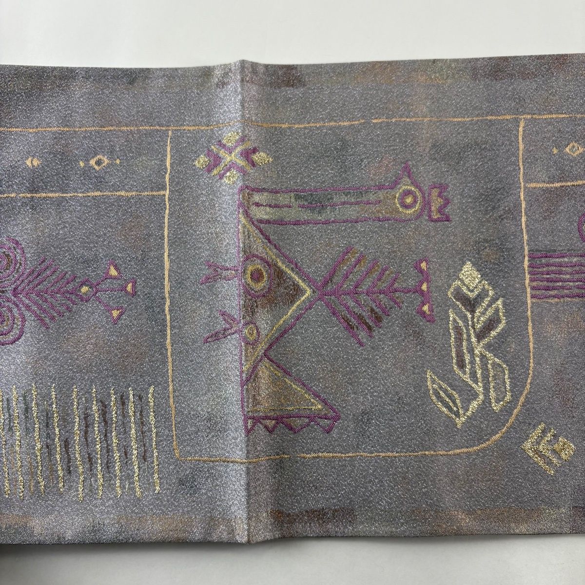 美品】 袋帯 逸品 帝王紫 落款 鳥 幾何学 金糸 箔 灰紫 六通 正絹