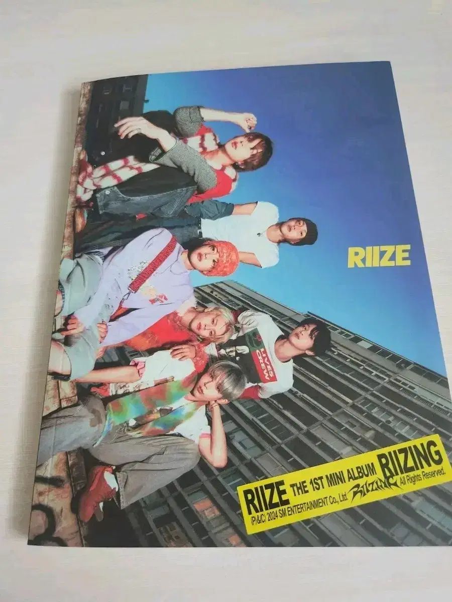 RIIZE - Mini Album 1st RIIZING MINI 1ST Book Ver.) ALBUM Music : [RIIZING] (Photobook r&frasl;kpop