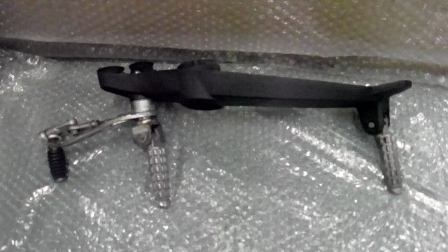 スクランブラーSIXTY 2 の ステップ 左