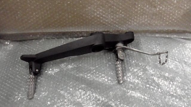 スクランブラーSIXTY 2 の ステップ 右