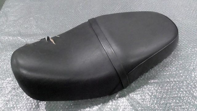 VRX 400ロードスター NC 33 1050 xxx の シート 破れ ほつれ