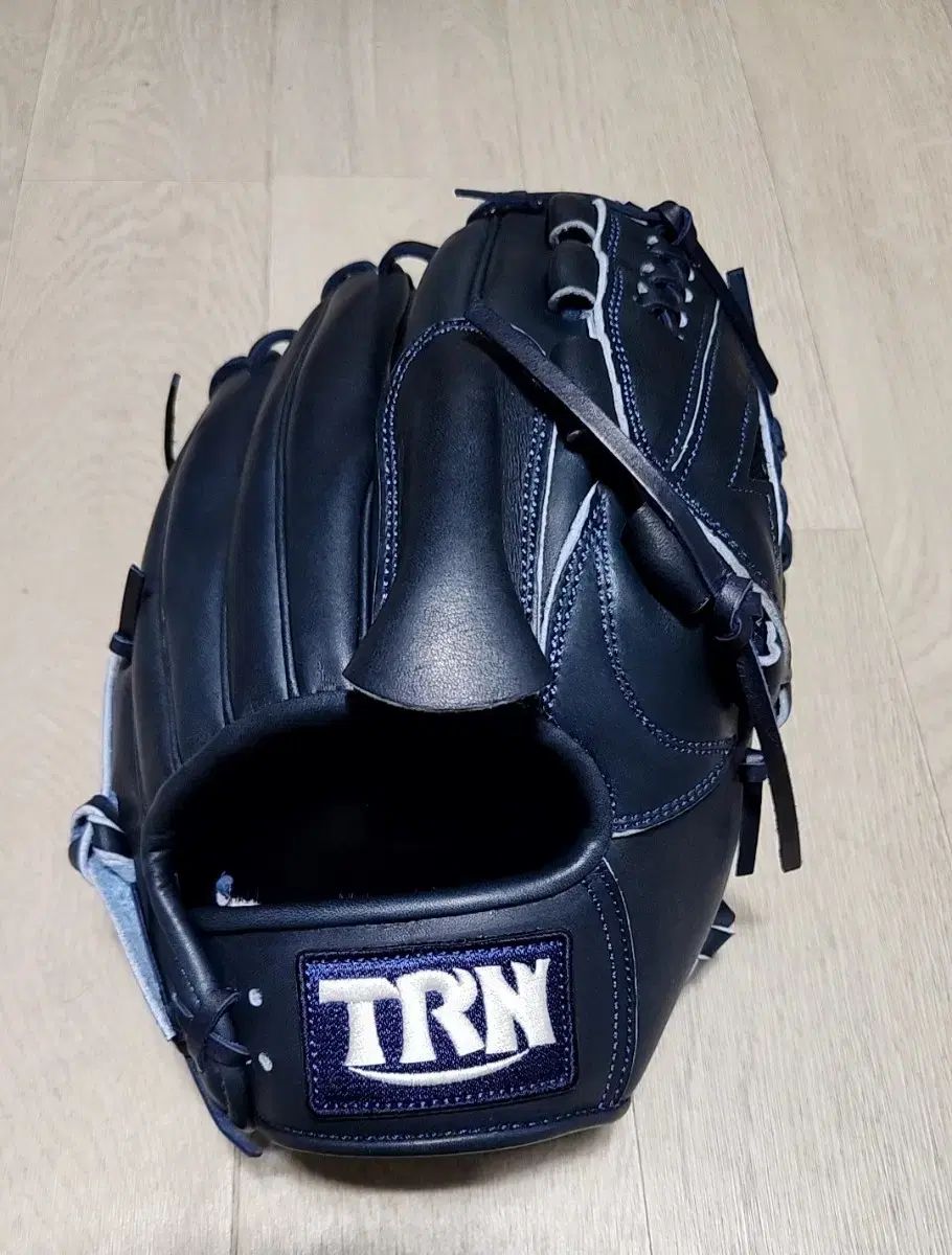 TRNグローブ 選手用 ネイビー カラー