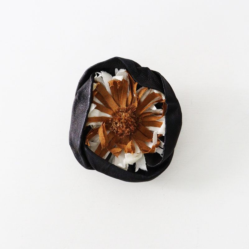 美品 ミナペルホネン mina perhonen hanakaze ブローチ＼ブラック