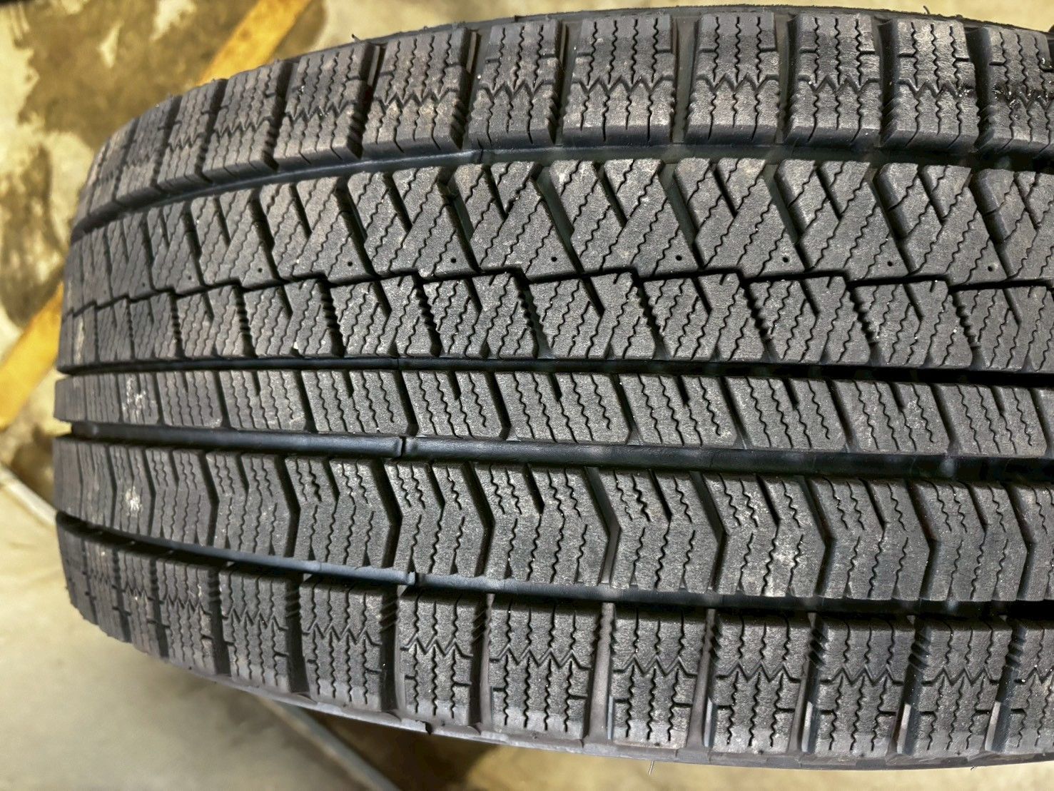 スタットレスタイヤ 235