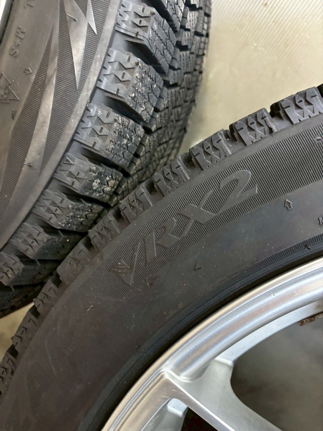 スタットレスタイヤ 235