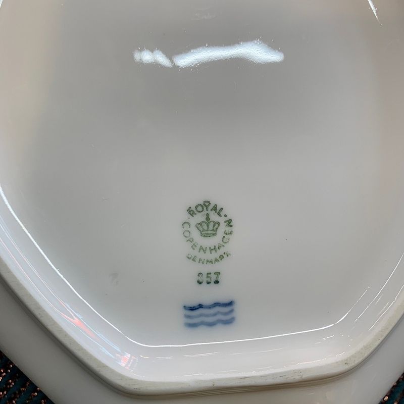 美品　ロイヤルコペンハーゲン　リーフ型ディッシュ ロイヤルコペンハーゲン ホワイト フルーテッド ハーフレース リーフ型