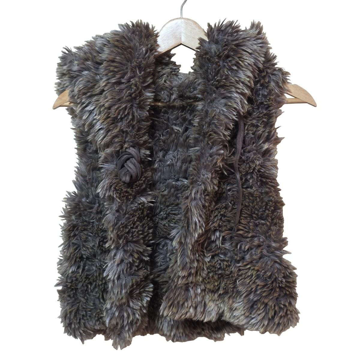 イッセイミヤケ me フード付ファーベスト me ISSEY MIYAKE(ミー/イッセイミヤケ) ベスト レディース - ブラウン