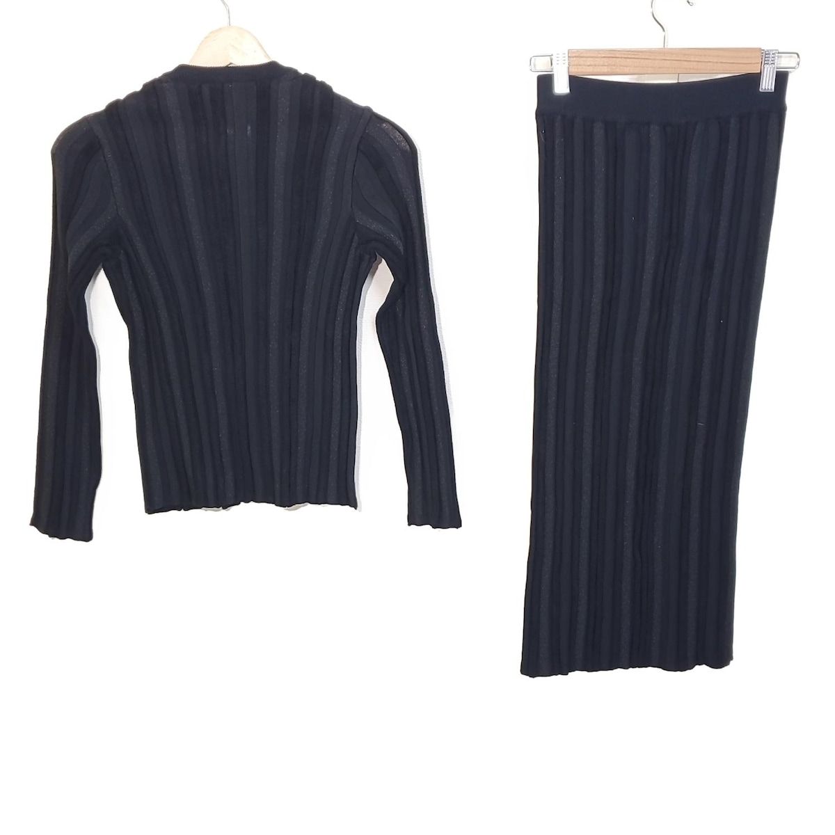 EMPORIOARMANI エンポリオアルマーニ スカートセットアップ レディース - 黒 ニット ストライプ ラメ