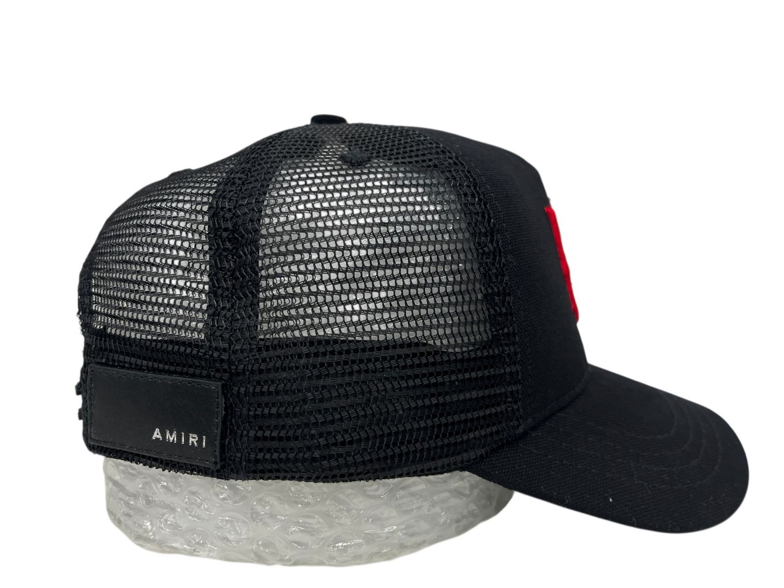 AMIRI (アミリ) ロゴ刺しゅう メッシュキャップ 帽子 - ブラック