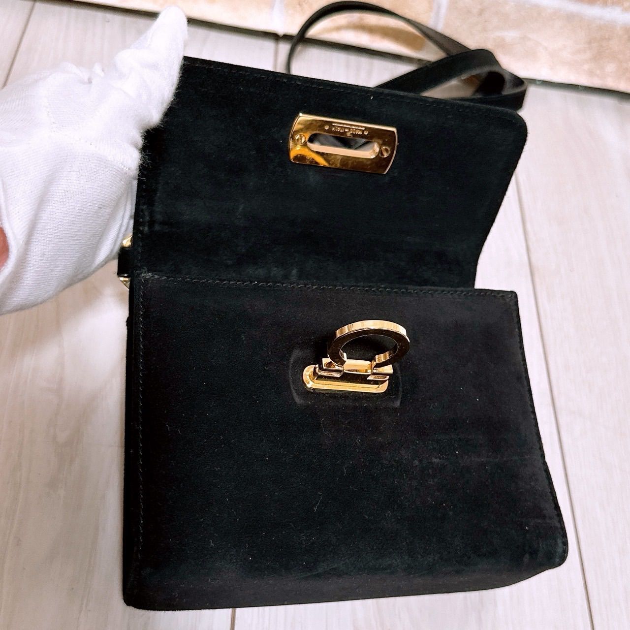 美品)Ferragamo(フェラガモ)ショルダーバッグ スエード ガンチーニ