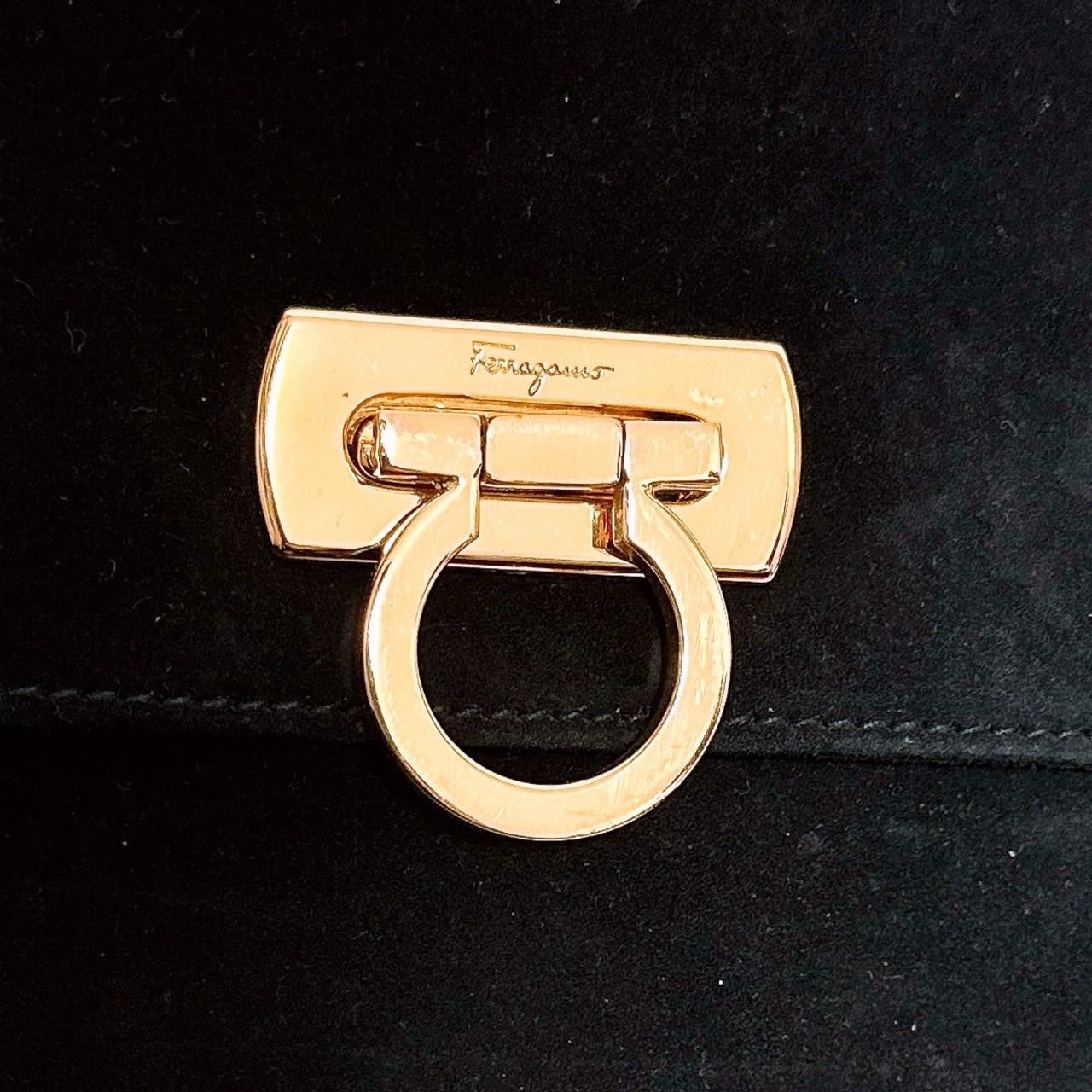 美品)Ferragamo(フェラガモ)ショルダーバッグ スエード ガンチーニ