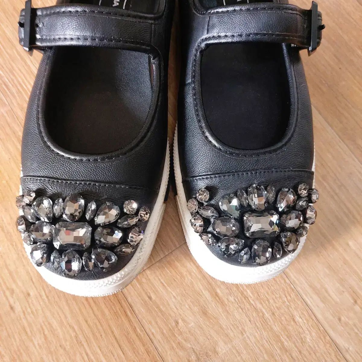 シューコンマボニー ブラック キュービック 装飾 靴