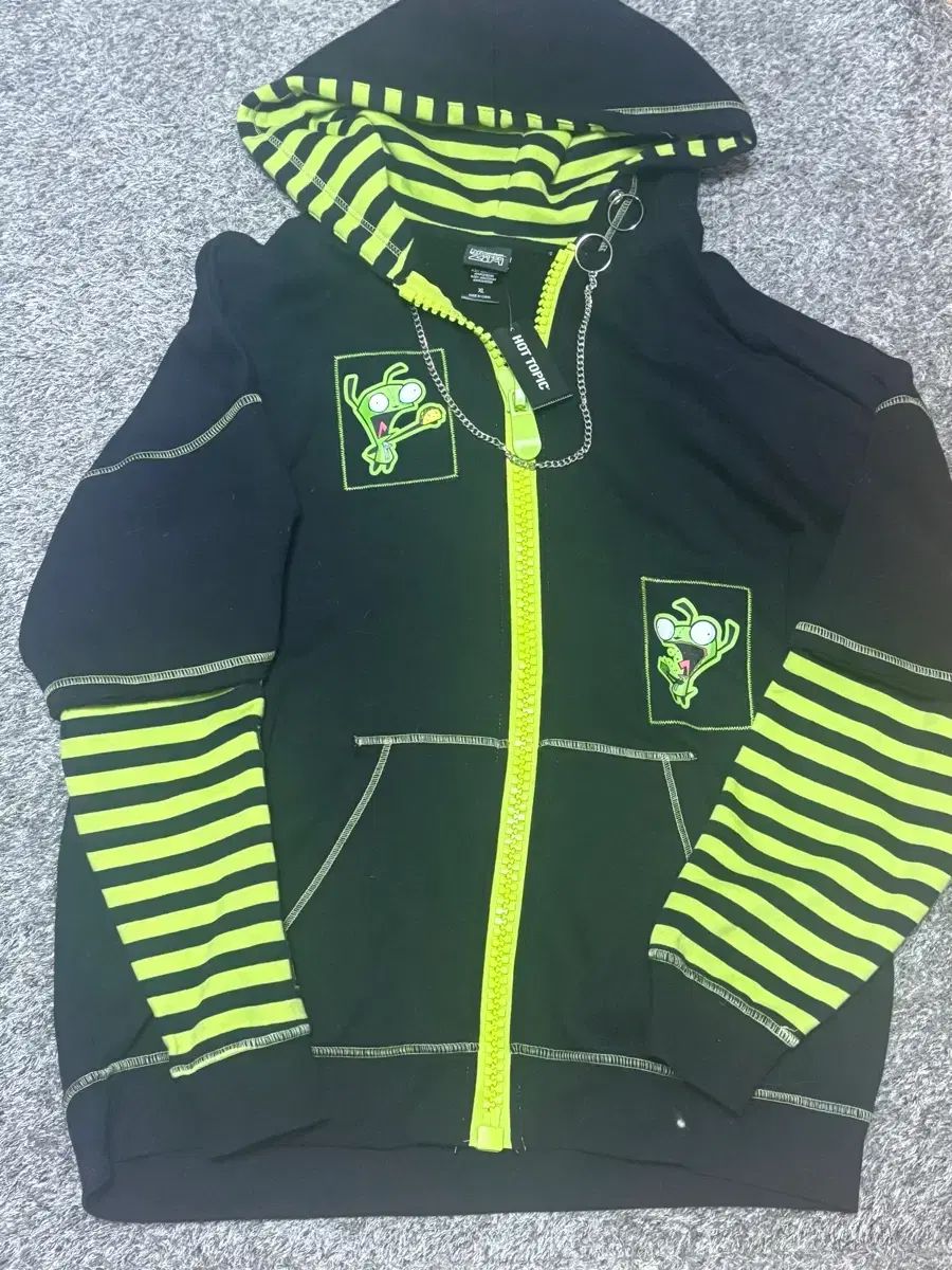 HOTトピック インベーダー ジム フードジップアップ ブラック蛍光 シンキッド イモ