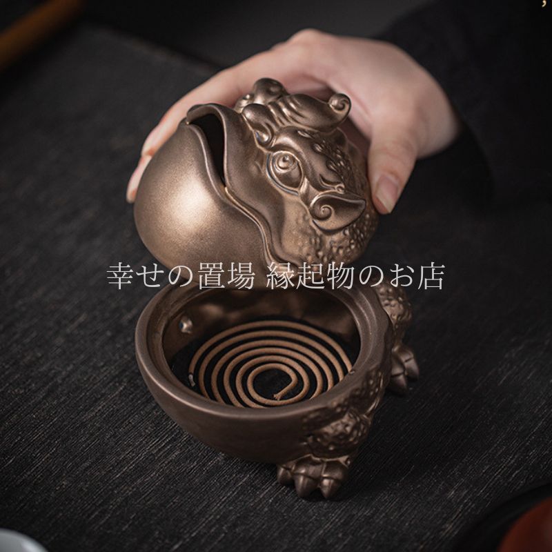 カエル 蛙 置物 縁起物 金運 ヒキガエル 香炉 銭蛙 風水 財運 開運 インテリア 陶器 蛙グッズ 線香立て 和室 玄関 デスク 招財 商売繁盛 幸運 魔除け プレゼント 贈り物 リラックス 和み 置物 銭蛙 カエル 現・鹿児島県にて製作）稀少珍品 線香立て カエルグッズ