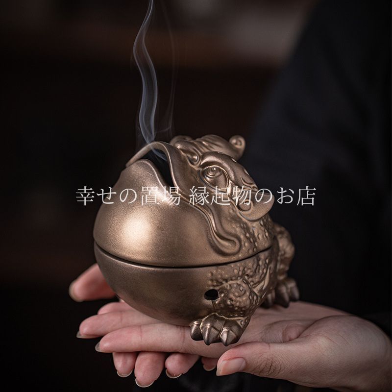 カエル 蛙 置物 縁起物 金運 ヒキガエル 香炉 銭蛙 風水 財運 開運 インテリア 陶器 蛙グッズ 線香立て 和室 玄関 デスク 招財 商売繁盛 幸運 魔除け プレゼント 贈り物 リラックス 和み 置物 銭蛙 カエル 現・鹿児島県にて製作）稀少珍品 線香立て カエルグッズ