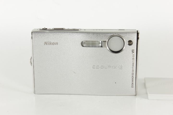 NIKON ニコン COOLPIX S8 シルバー 20524500 #20740 - メルカリ