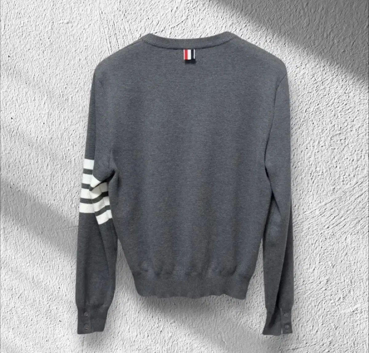 トム・ブラウン グレー 斜めボーダー 袖ストライプ ニット (実際に着用