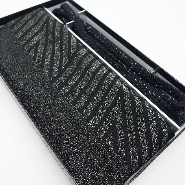 和装小物 黒に映える技とセンス”帯揚げ