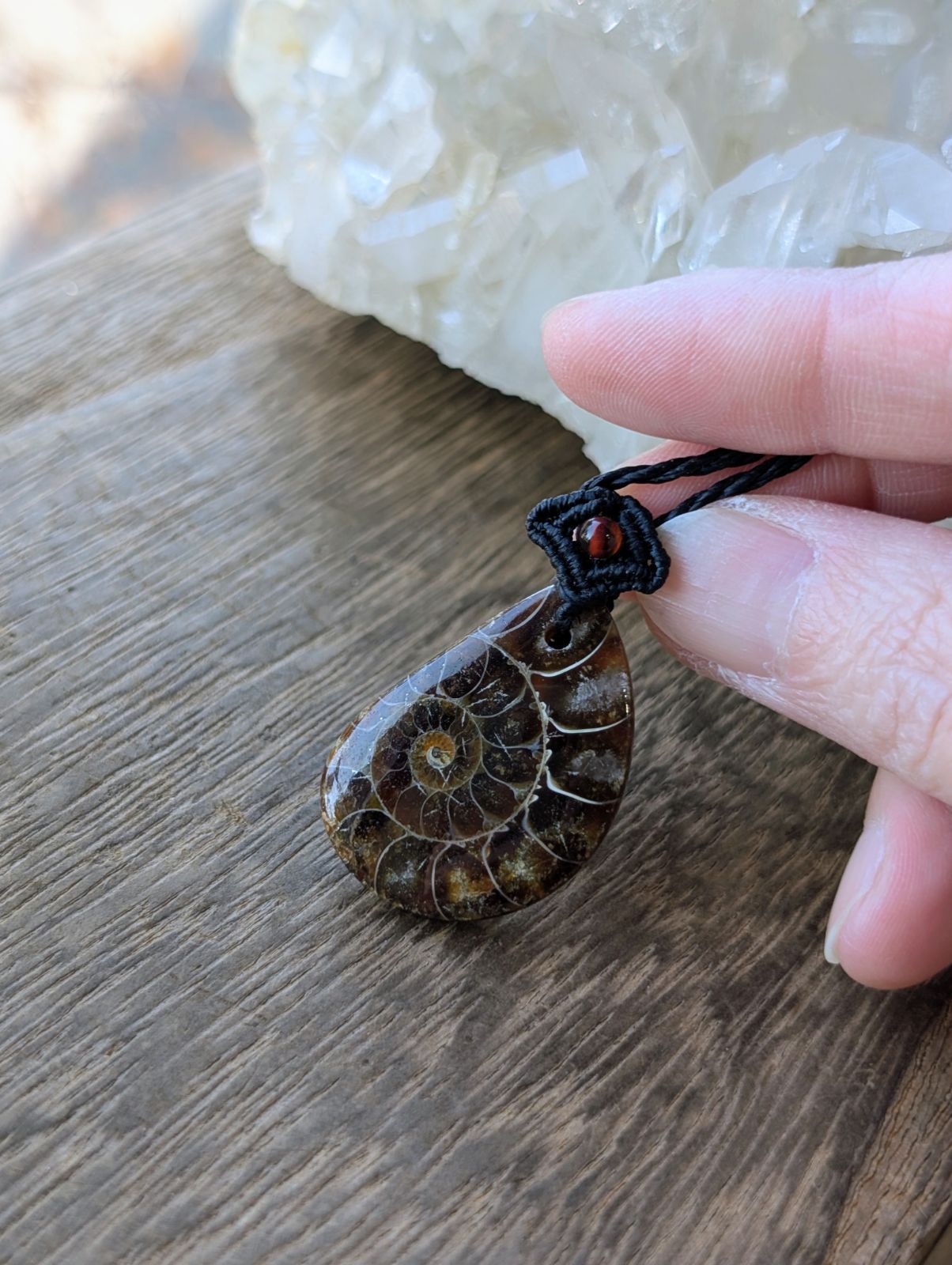 化石 マクラメ編みネックレス