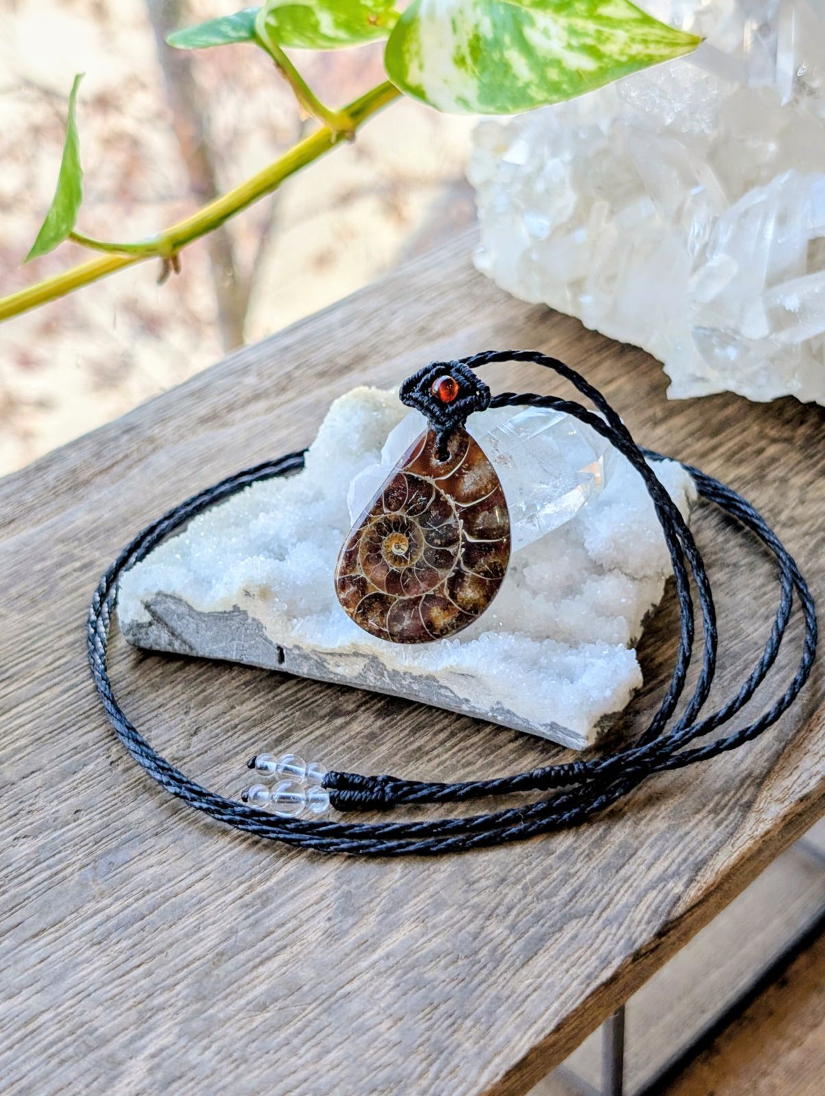  ダークブラウン アンモナイト 化石 マクラメ編みネックレス 488 マクラメネックレス ネックレス ペンダント アクセサリー
