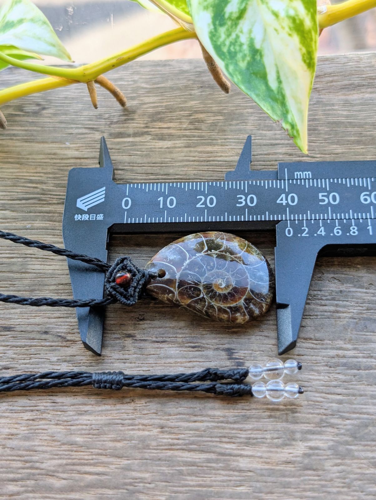 化石 マクラメ編みネックレス