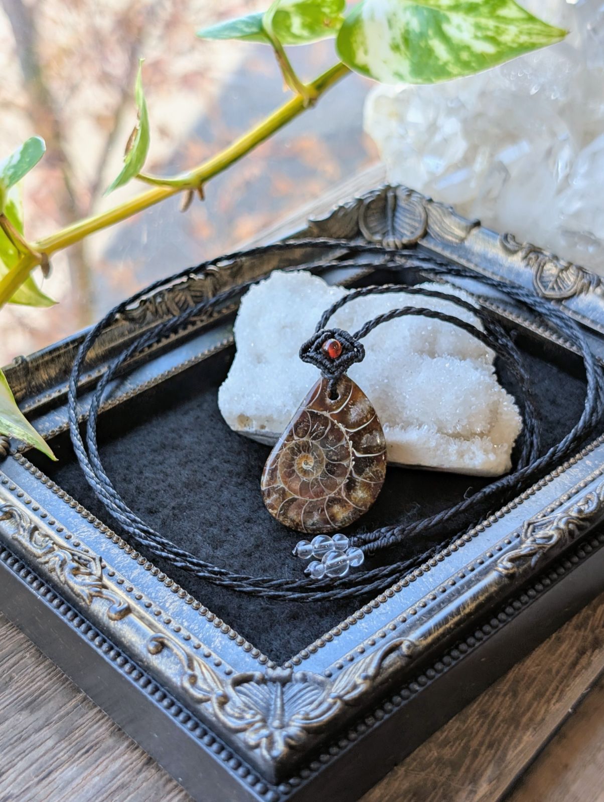 ダークブラウン アンモナイト 化石 マクラメ編みネックレス 488 マクラメネックレス