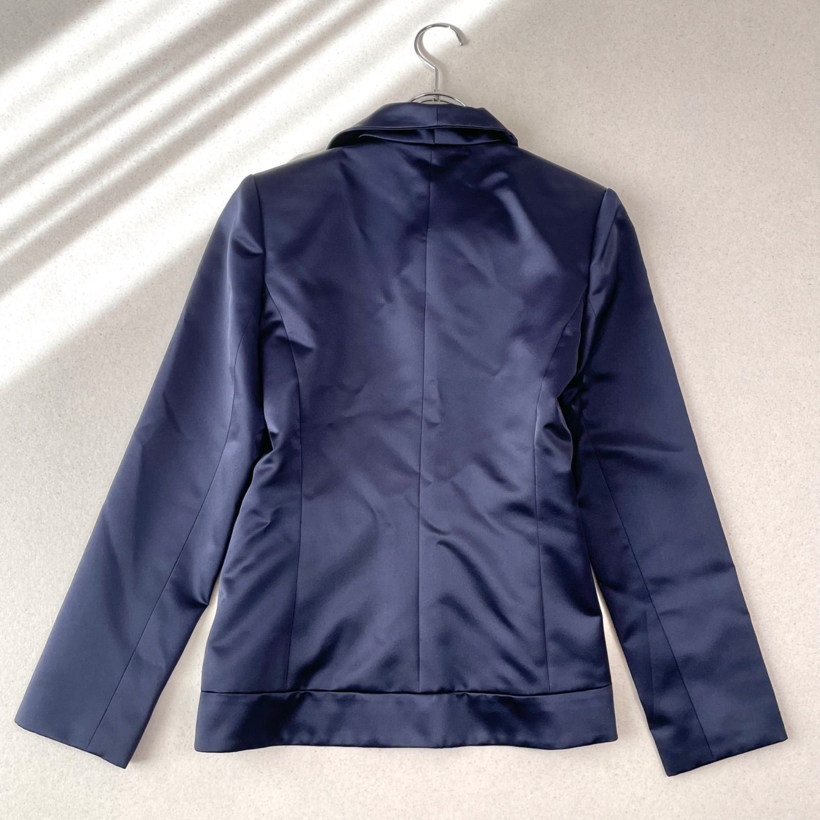 お花デザインの襟が素敵なスカートスーツ