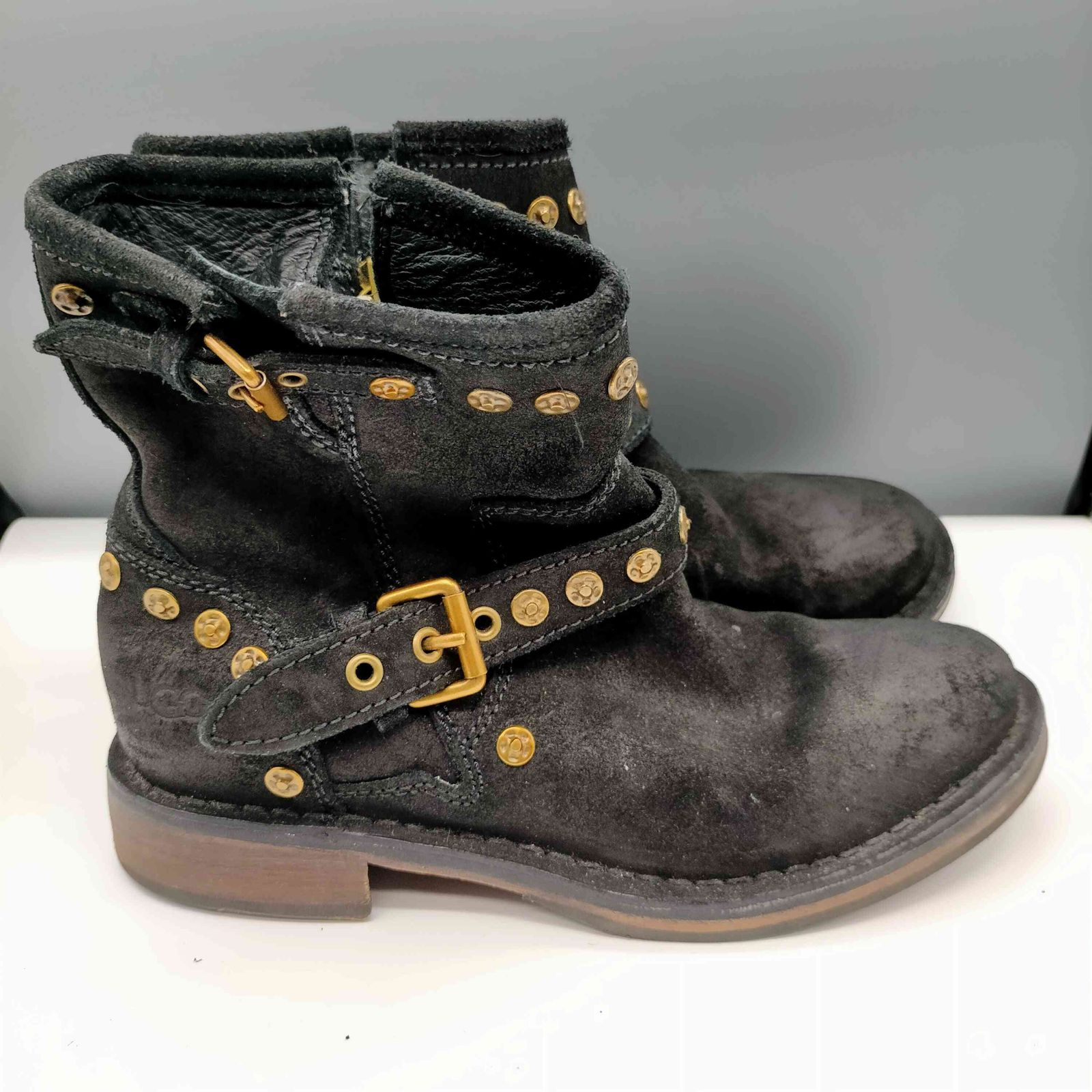 アグ UGG FABRIZIA STUDS ロゴ 型押し スタッズ スウェード サイド