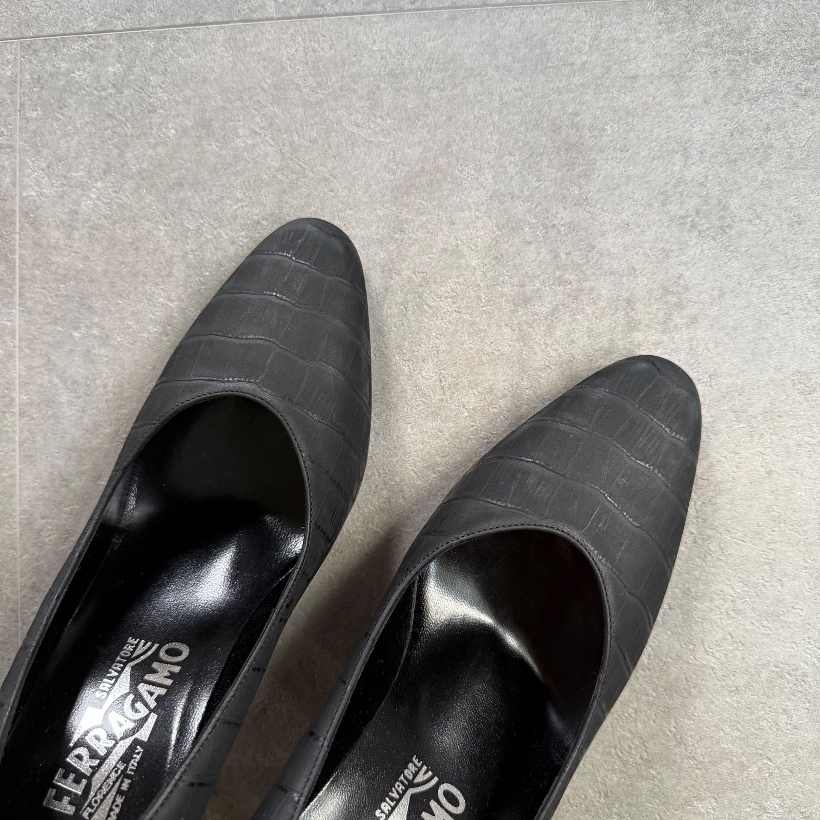 級 SalvatoreFerragamo サルヴァトーレフェラガモ クロコ型押し レザーパンプス メタルヒール 7 1 2 C レディースシューズ 24.5 cm ブラック 黒 シルバー