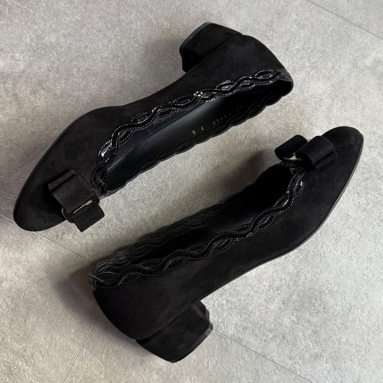 極美品 SalvatoreFerragamo サルヴァトーレフェラガモ VARA V パンプス