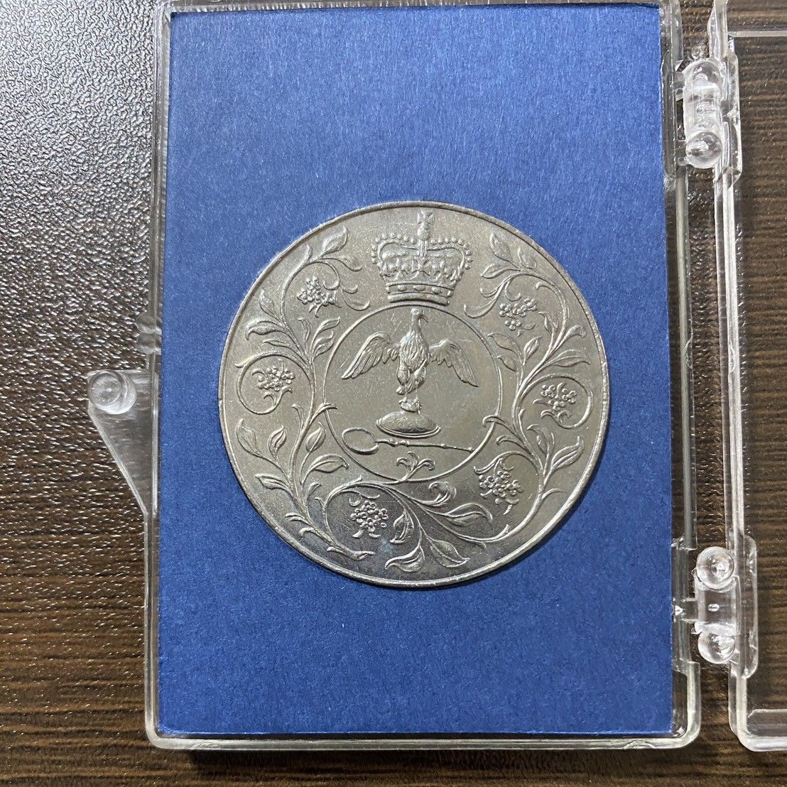 2枚セット エリザベス二世女王陛下 御在位25年記念コイン 1977 - メルカリ