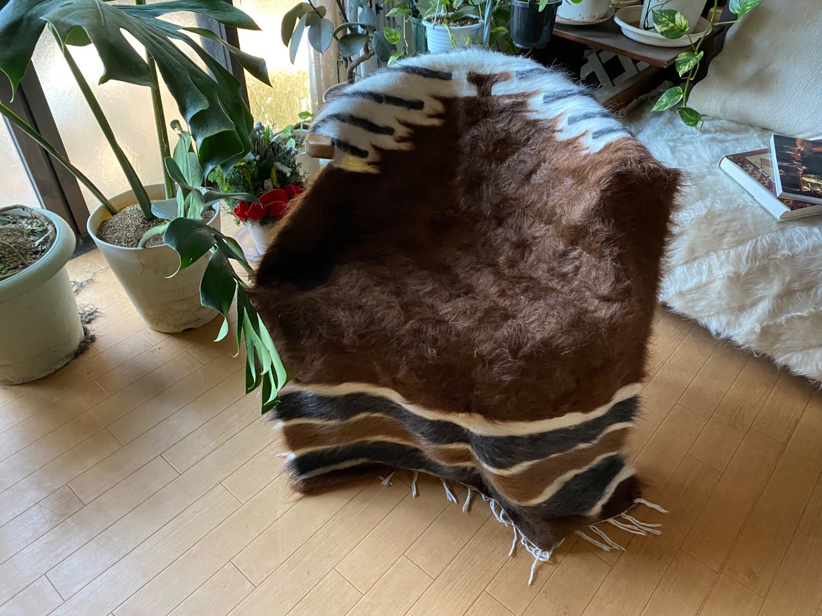 ヴィンテージシイルトバッタニイェ上部にもボーダー入り手の込んだ作品アンゴラヤギのモヘアのみで織り機で織られた暖かい毛布 ラグやキャンプ車にも必需品 少し上ほ幅が違うため2000円引き 1 kg超えのモフモフシイルト シイルトバッタニイェは現地 で