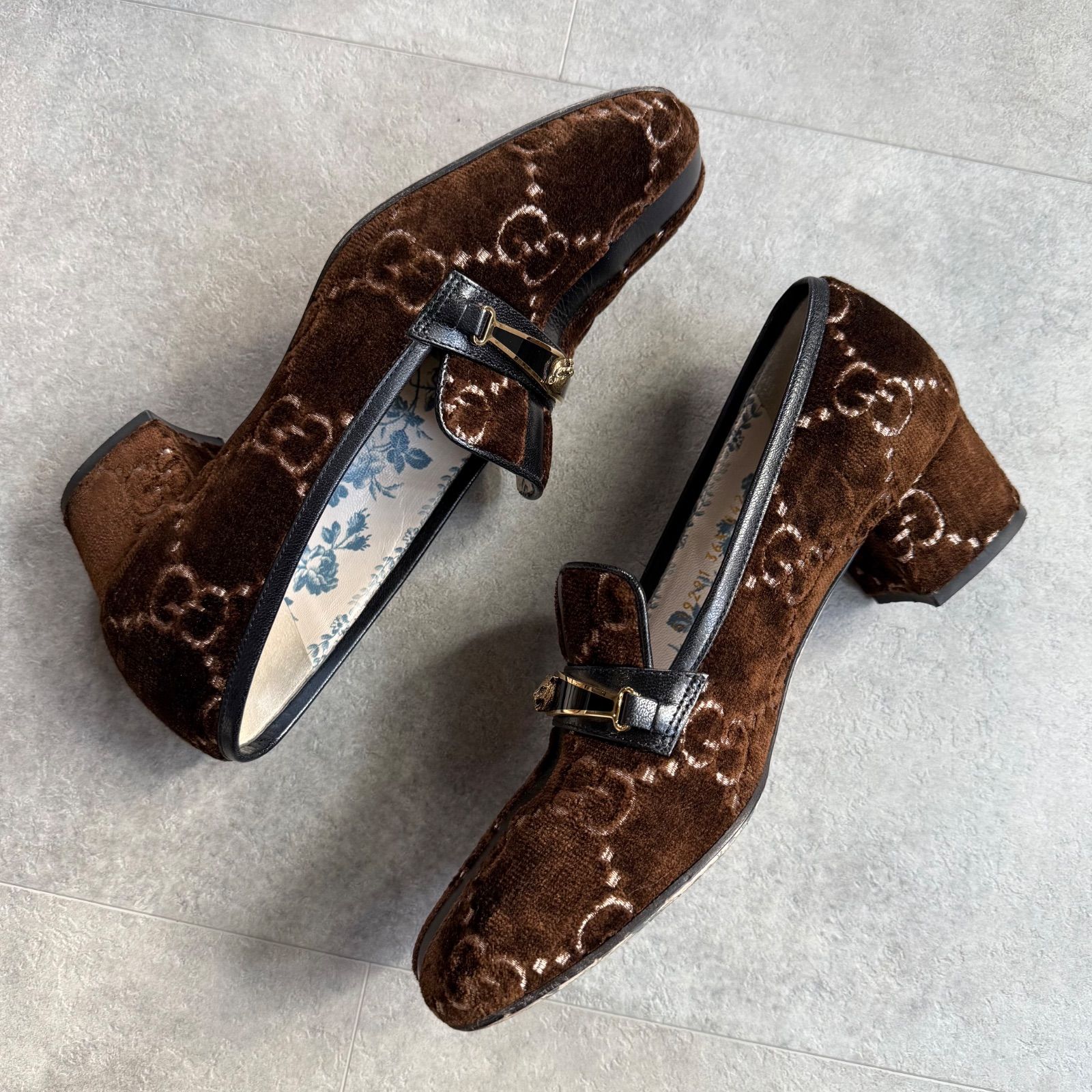 美品 GUCCI グッチ GGスプリーム ロゴ柄 ベロアパンプス タイガー