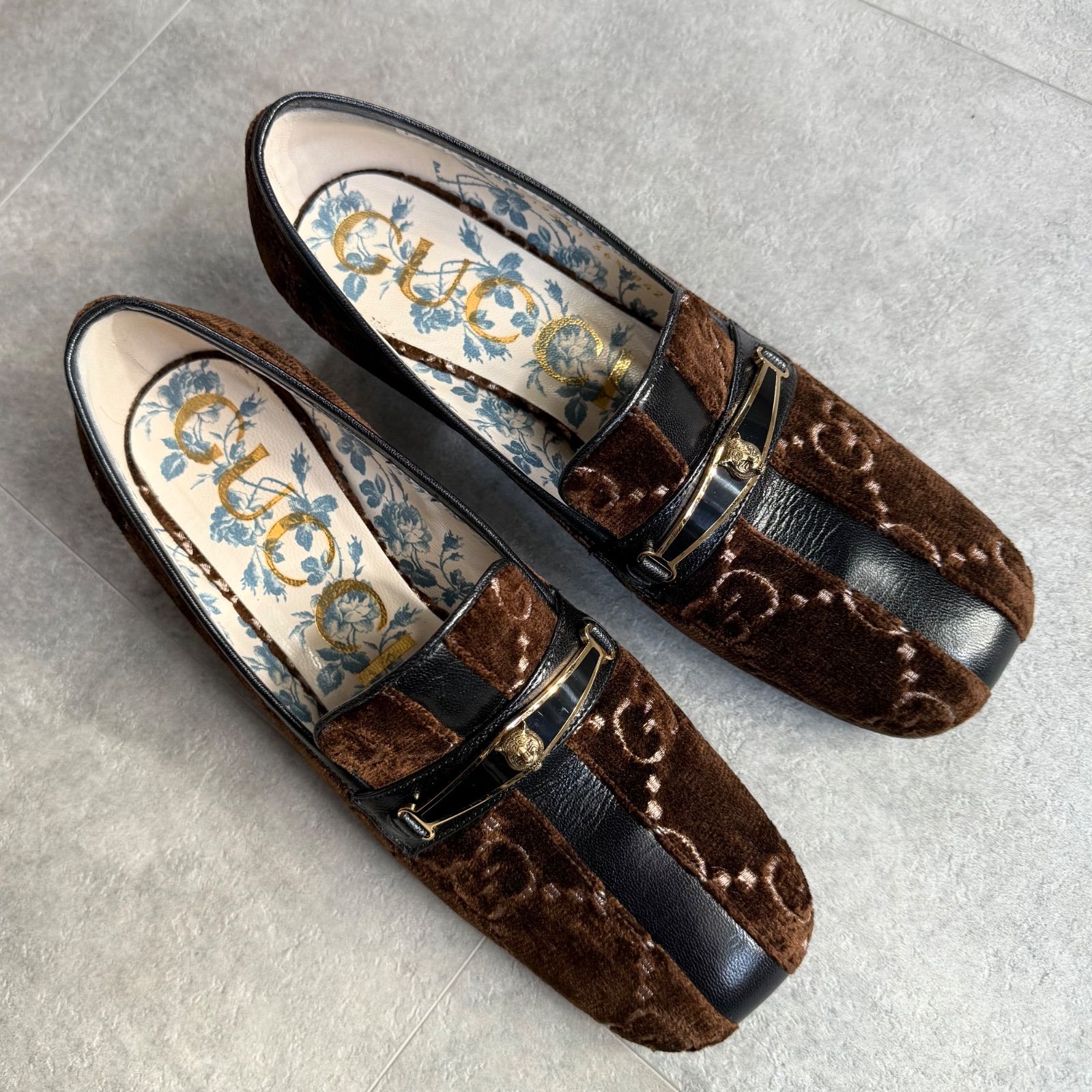 美品 GUCCI グッチ GGスプリーム ロゴ柄 ベロアパンプス タイガー