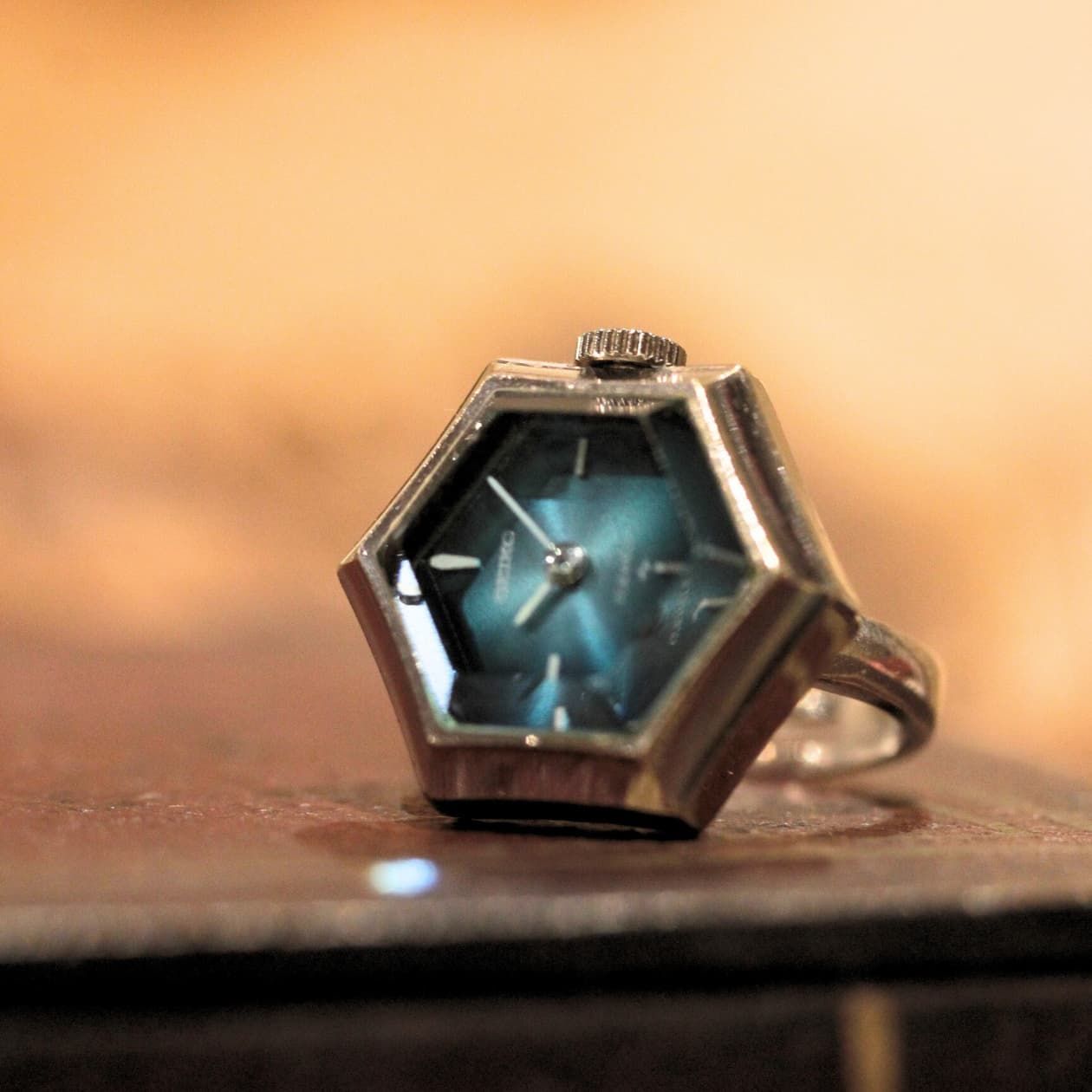 SEIKO セイコー 1970年代 手巻き式 リングウォッチ ヘキサゴンケース リングボックス付 604 06 薄手ニット 高級感