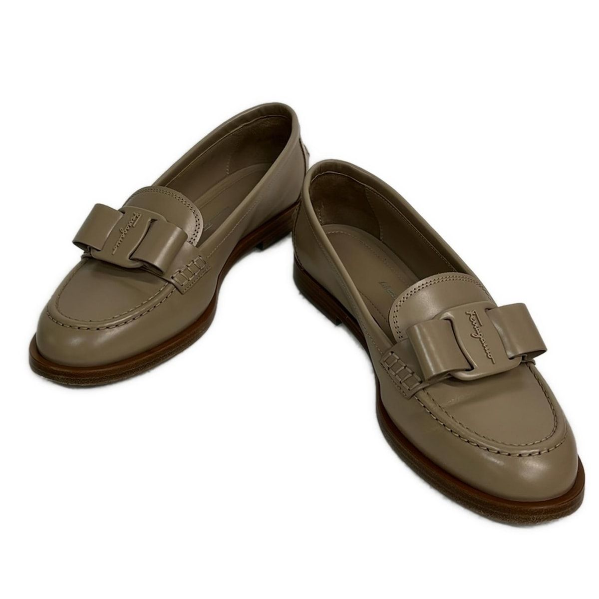 【美品】サルバトーレフェラガモ　ベージュ レザー ローファー　7EE 美品】サルバトーレフェラガモ ベージュ レザー ローファー 7EE 美品