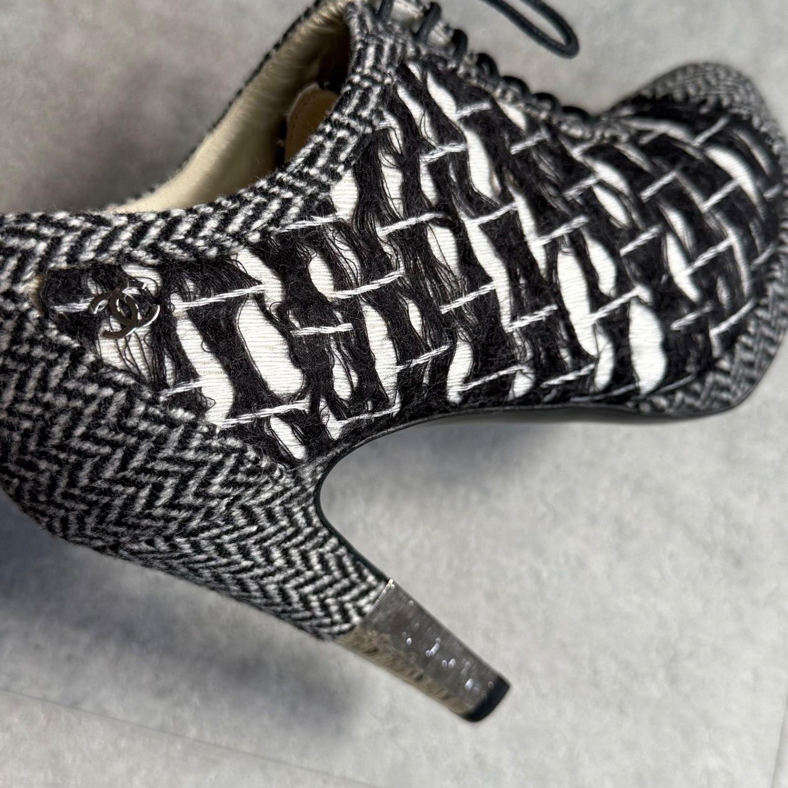  CHANEL シャネル ココマーク ショートブーティ ブラック ホワイト メタルヒール ツイード 35 1 2 C 22.5 cm レディースブーツ ブーティ ブーツ