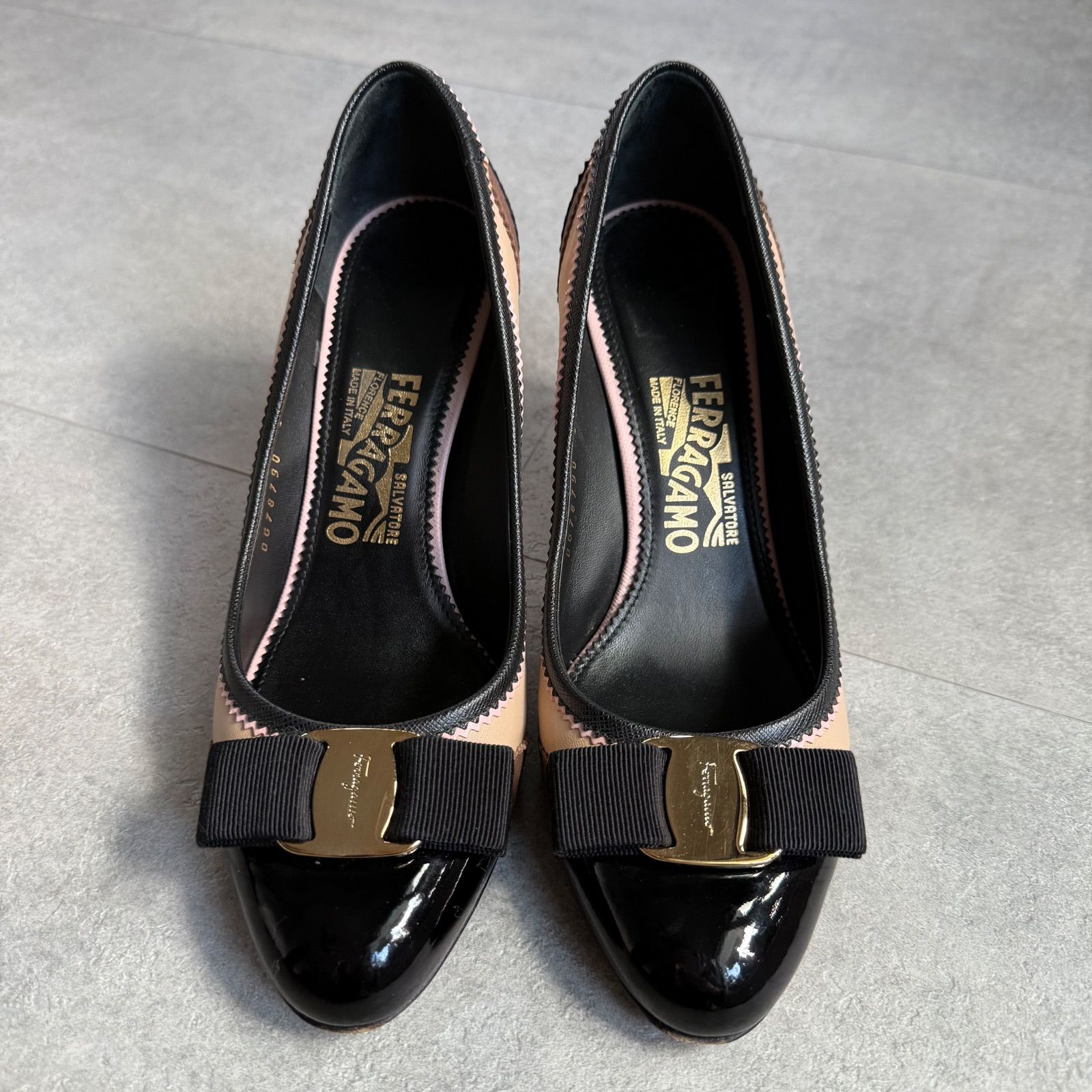 サルヴァトーレフェラガモ ヴァラリボンパンプス