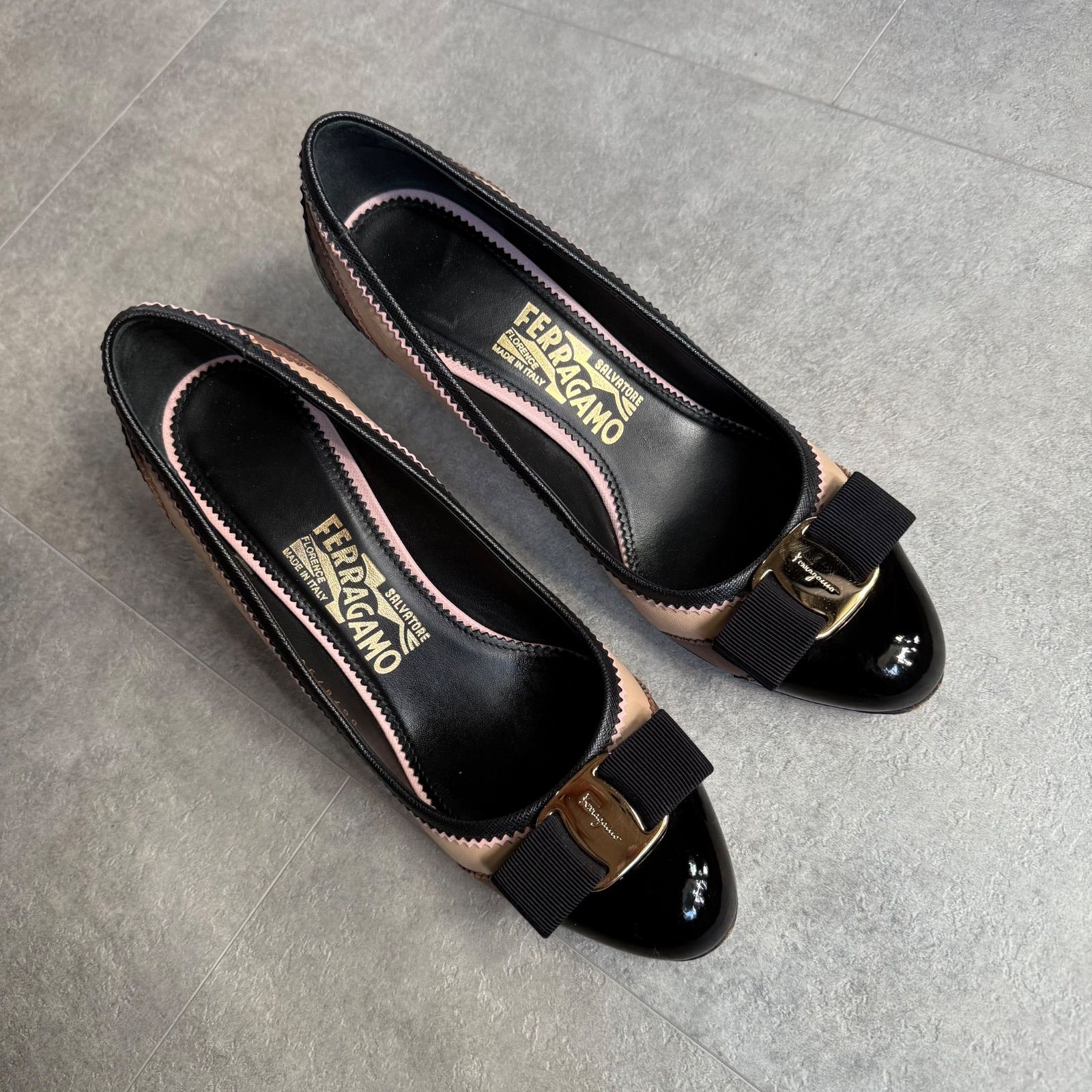 SalvatoreFerragamo サルヴァトーレフェラガモ ヴァラリボンパンプス レザー バイ ブラウン ブラック ゴールド ELOISA L 6 1 2 C レディースシューズ 23.5 cm