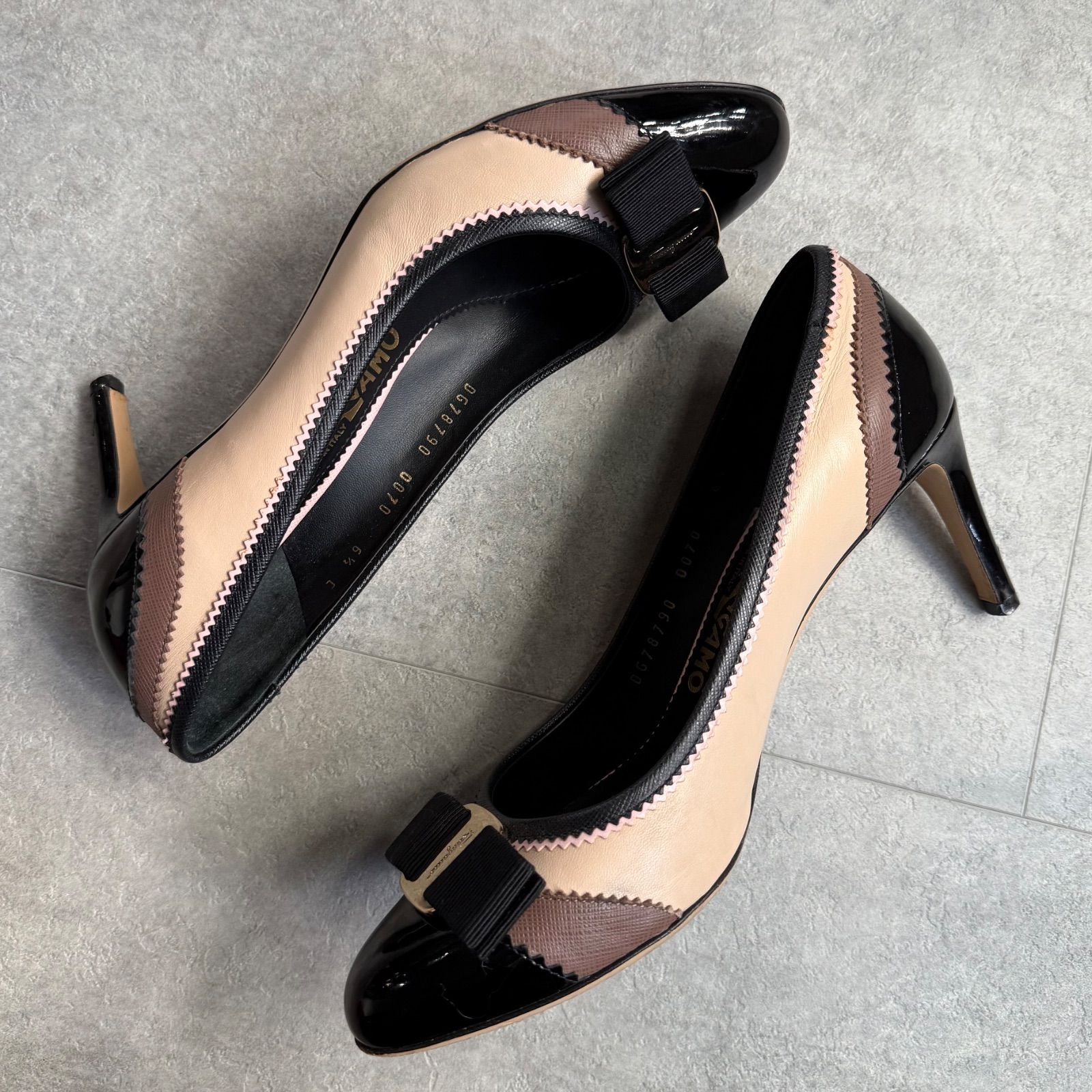 ヴァラリボンパンプス レザー