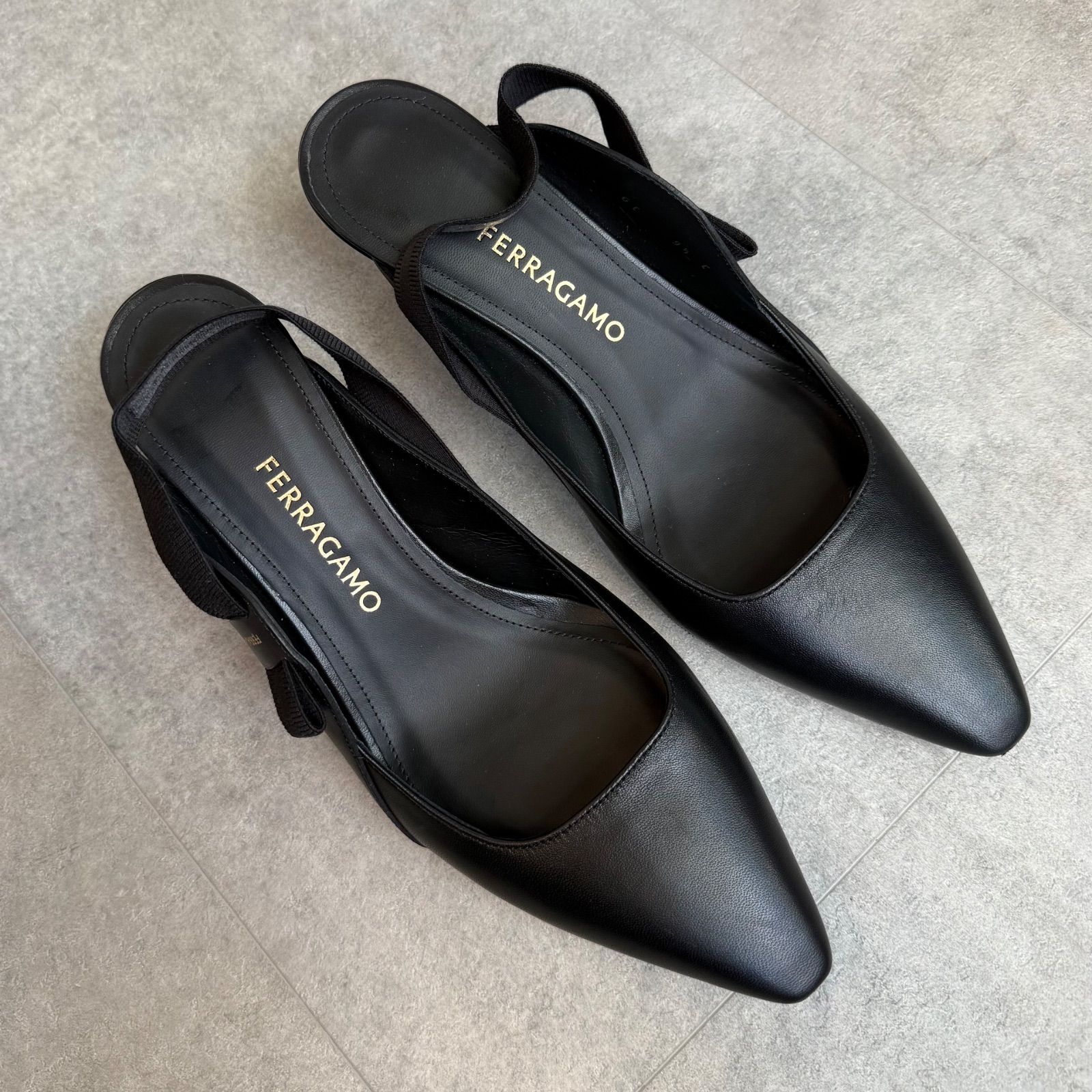 近年モデル SalvatoreFerragamo サルヴァトーレフェラガモ スリングバックパンプス レザー ヴァラリボン ブラック 黒 9 1 2 C 大きいサイズ 26 cm