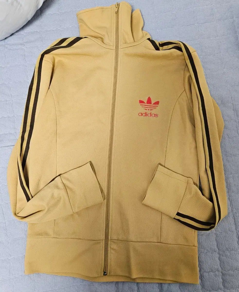 アディダス ファイヤーバード マスタード ベージュ ジップアップ ジャージ