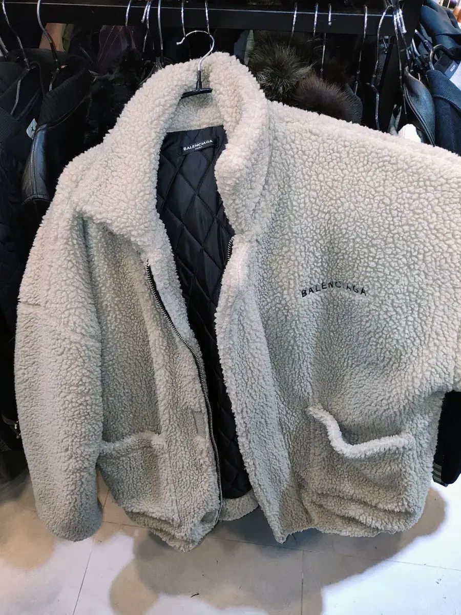 バレンシアガ シープスキン ファーカラ ジップアップ アウター