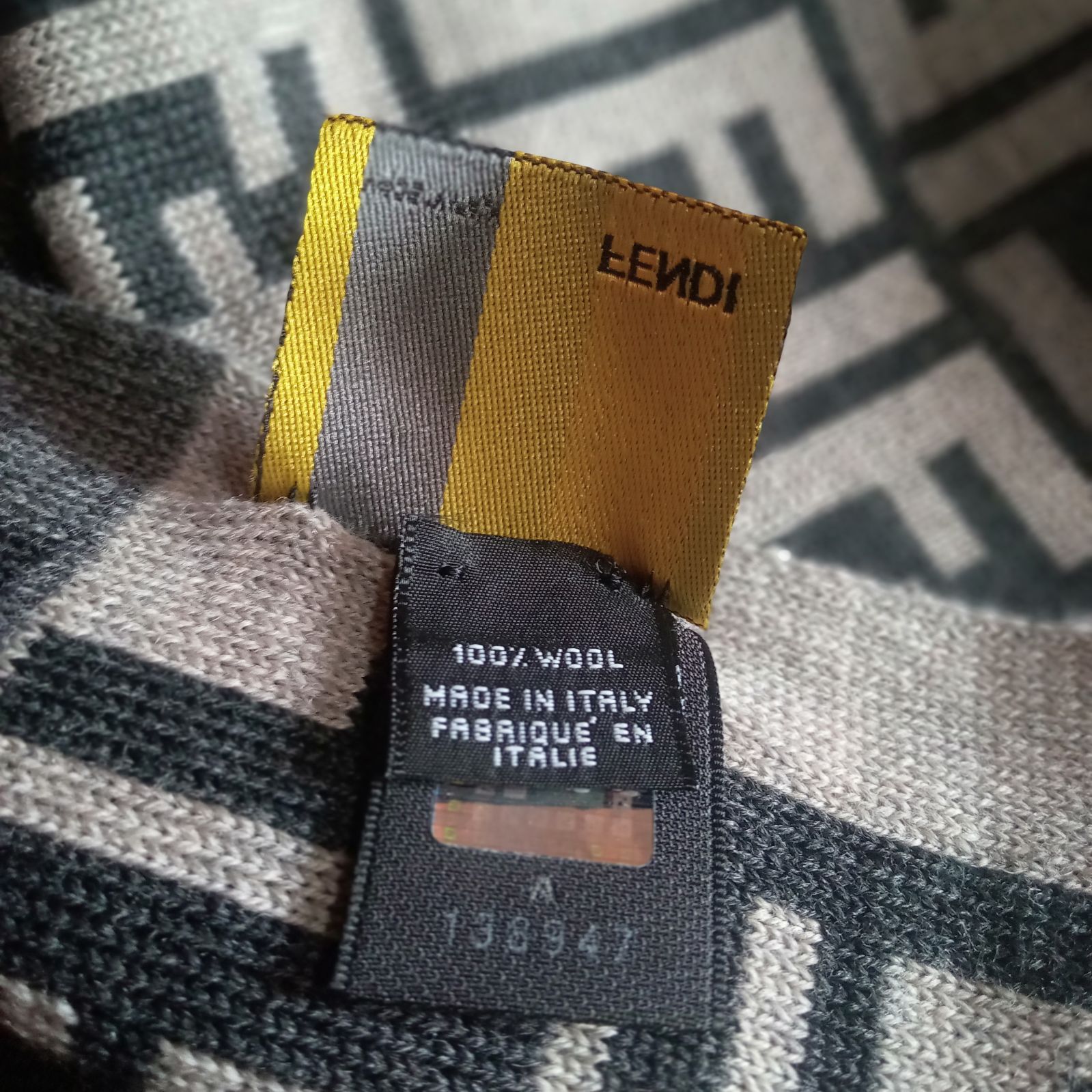 フェンディ FENDI 工場 マフラー