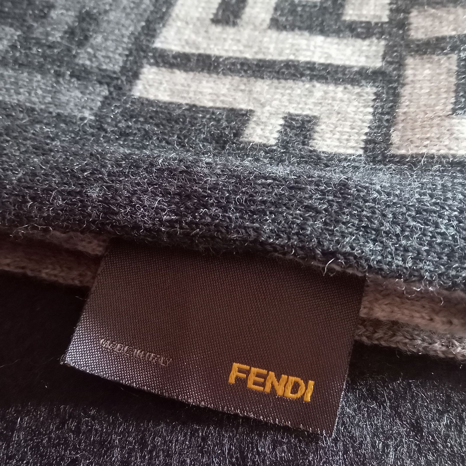 フェンディ FENDI 工場 マフラー