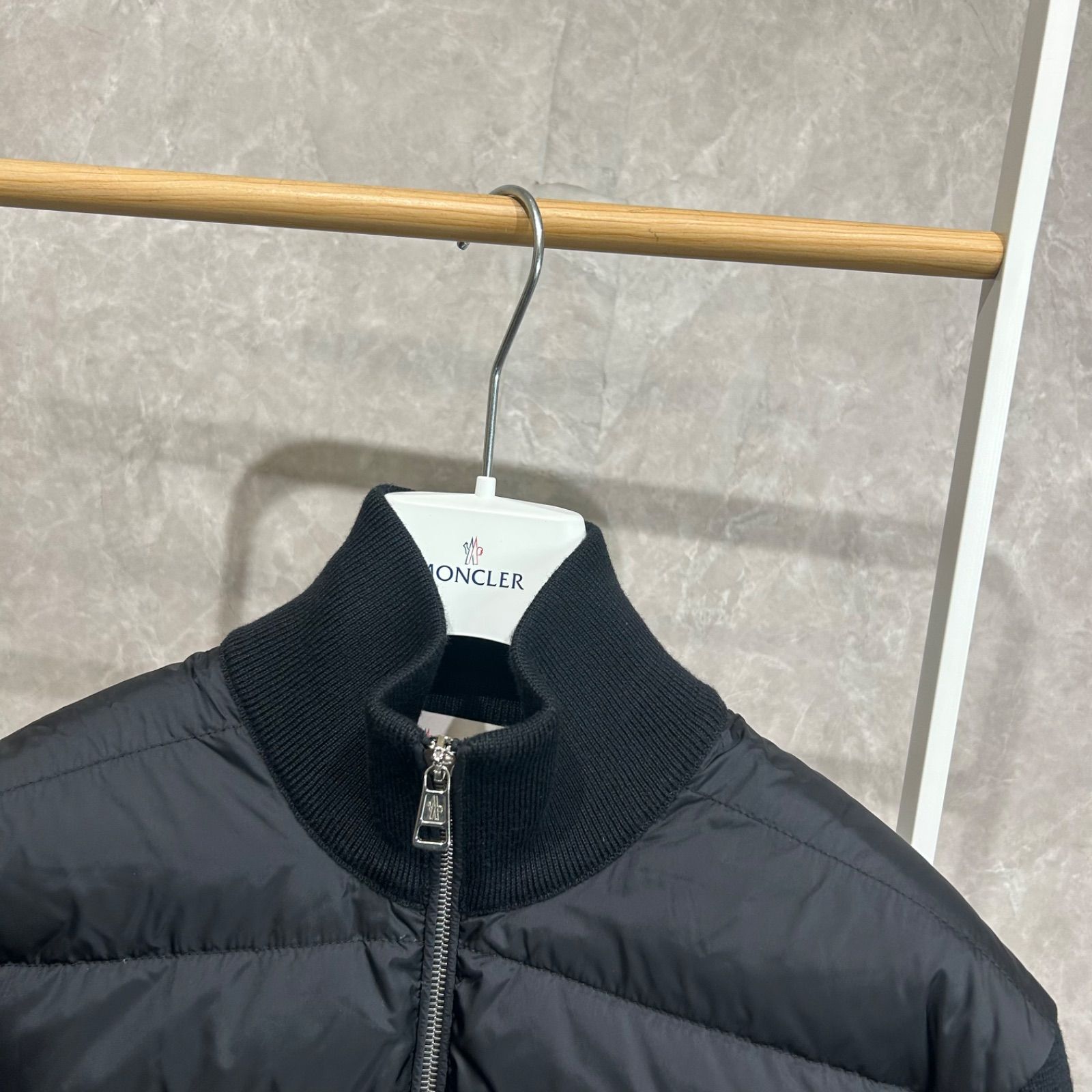 【極美品・正規品】モンクレール　ハイブリッドダウンニット　M　ブラック 極美品】 MONCLER モンクレール ハイブリッドダウンニット ブラック