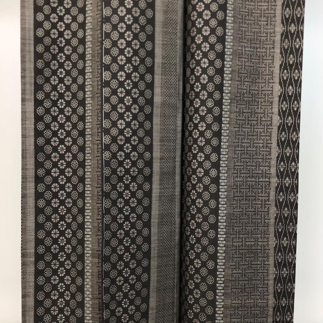 本場大島紬 純泥染 カタス7マルキ 証紙付 縦縞に花模様 K-5627 - メルカリ